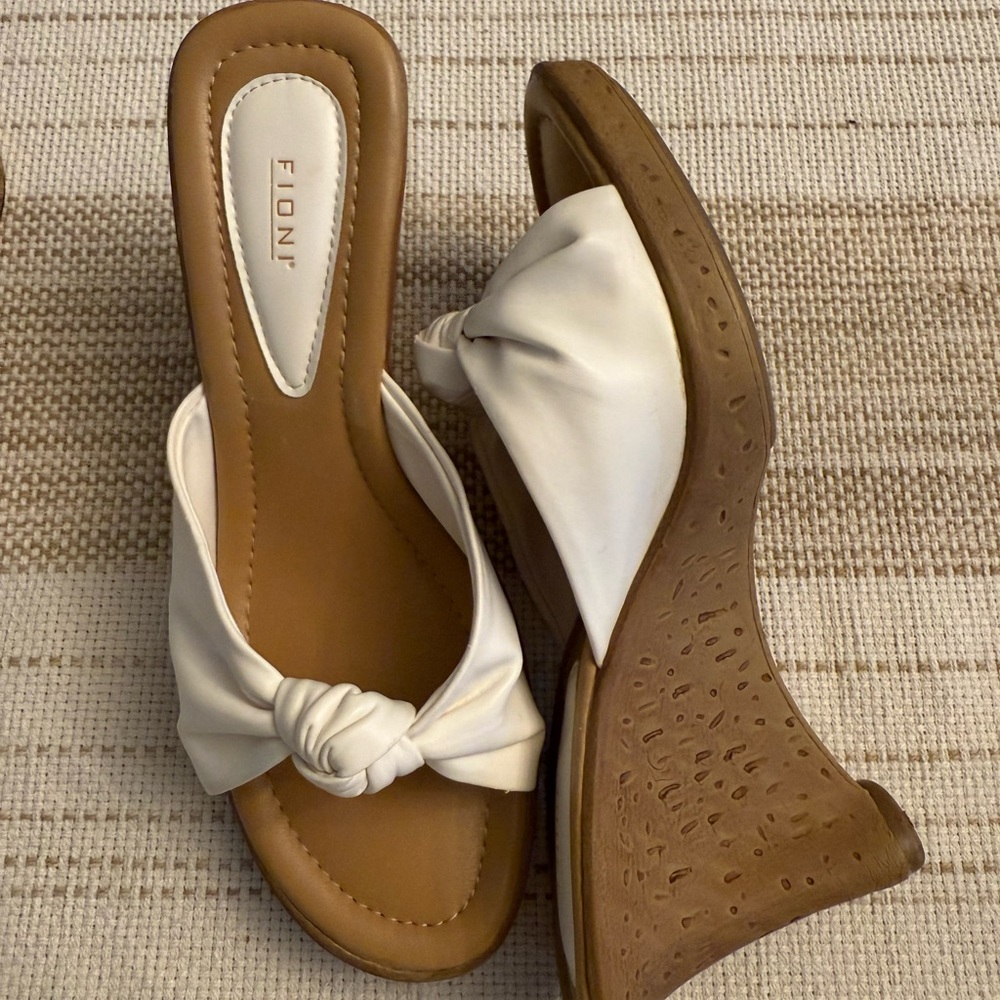 FIONI Clothing White and Brown Wedge Sandals with Knotted Detail